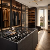 Dressing sur mesure minimaliste italien avec vitrines éclairées et système de dressing îlot en cuir