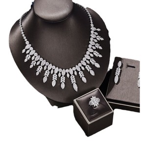 Ensemble de bijoux de mariage de luxe en argent plaqué, entièrement serti de diamants, avec collier à pampilles, boucles d'oreilles, bague et bracelet en zircon - Product Image 5