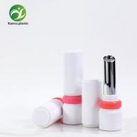 Tube de Rouge à Lèvres et Baume à Lèvres Vide Blanc Minimaliste avec Bouchon à Vis, Anneau Central Coloré en ABS, Logo Personnalisé, Vente en Gros de Tubes Cosmétiques