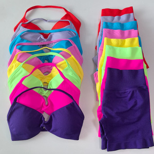 Conjunto de Yoga Sin Costuras: Sujetador Deportivo Halter con Recortes y <span class=keywords><strong>Shorts</strong></span> de Ciclismo de Cintura Alta Acanalados, Conjunto de 2 Piezas para Entrenamiento, Colores Vibrantes, para Gimnasio y Fitness - Product Image 1