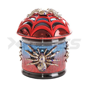 สินค้าจากคลังสินค้าสหรัฐฯ ผลิตภัณฑ์ XY GLASS ขายส่ง เครื่องบดสมุนไพรแบบโลหะผสมสังกะสีพลาสติก รูปแมงมุมเล็ก จัดส่งเร็ว 3-5 วัน - Product Image 6