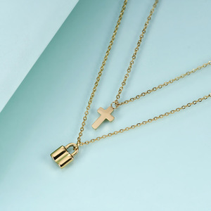 Collar Minimalista Europeo Americano de Doble Capa con Cruz y Candado, Chapado en Oro de 18K, Cadena de Clavícula de Acero Inoxidable - Product Image 3