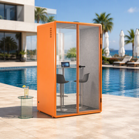 Cabine de bureau moderne à double poste avec porte vitrée et bureau intégré pour espaces de travail d'entreprise flexibles