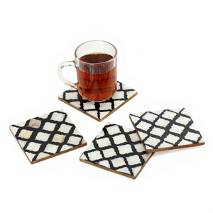 Sous-verres carrés modernes en bois avec motif géométrique noir et blanc, résistants à la chaleur, pour la décoration de table par Fashion Craft India - Product Image 1