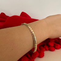 Gelang baja berengsel 18k gelang maximalis emas dengan tatahan geometris dan batu permata CZ pelangi untuk tumpukan unik menyenangkan