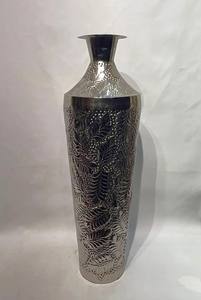 Jarrón decorativo de suelo de hierro repujado con acabado plateado antiguo, este elegante jarrón decorativo de suelo, precio al por mayor. - Product Image 3