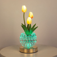 Lampe de chevet contemporaine à piles en forme de tulipe de luxe avec abat-jour en métal et verre