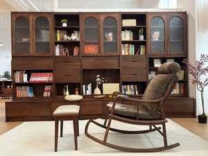 맞춤형 원목 호두나무 빌트인 도어 중세 스타일 친환경 홈 오피스 & 거실 가구 8단 선반 5+피트 수납장 - Product Image 3