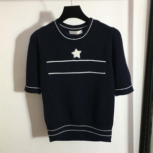 เสื้อสเวตเตอร์ผู้หญิงสไตล์คลาสสิกหรูหรา ผ้าถักนุ่มปักลาย ดีไซน์เนอร์เสื้อแขนสั้นสำหรับฤดูร้อน สวยสง่า - Product Image 1