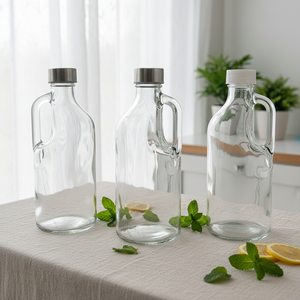 Jarra de vidrio resistente con asa y tapa para zumo frío, leche o agua, con boquilla de vertido fácil. - Product Image 1