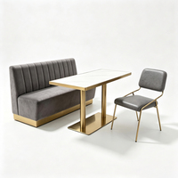 Ensemble de salle à manger Café : Banquette grise rembourrée, table en marbre blanc et chaise de salle à manger à structure métallique pour restaurant et salon de thé