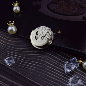 Montre artistique de luxe pour femmes, en plaqué Nickel, mouvement mécanique - Product Image 2