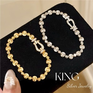 Pulsera de Perlas con Hebilla de Herradura KING Silver Jewelry, Plata de Ley S925 Chapada en Oro, Pulsera de Moda para Mujer - Product Image 1