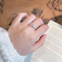 Bague fantaisie pour femme en or rose 18 carats avec diamant de laboratoire rose taille ovale 'œuf de pigeon' et tige droite à 4 griffes