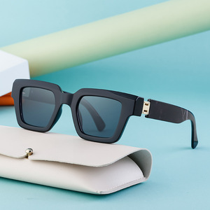 Lunettes de soleil carrées tendance pour femmes, protection UV400, monture et verres couleur thé, en polycarbonate, pour la mode, les voyages et la scène - Product Image 4