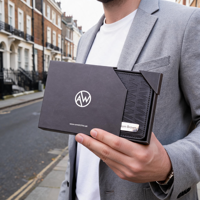 Boîte cadeau en carton rigide noir mat personnalisée avec ouverture inclinée pour l'emballage de portefeuilles en cuir