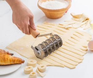 Utensilios de Cocina, Cortador de Masa con Mango de Madera, Rebanador de Panqueques, Cuchillo para Pizza, Cortador de Pasta de Acero Inoxidable, Cortador Redondo de Fideos - Product Image 3