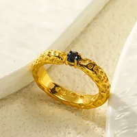 Bague tendance en acier inoxydable martelé texturé irrégulier avec zircon rouge incrusté, bijou de doigt élégant pour le quotidien
