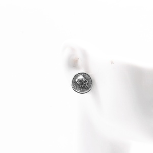 Boucles d'oreilles clous personnalisées pour hommes, acier inoxydable 316L, hypoallergéniques, crâne gravé, forme circulaire, style vintage punk gothique. - Product Image 4