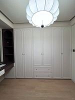 Ensemble de placards modernes en bois pour villa, armoire intégrée avec coiffeuse et rangements pour chambre à coucher
