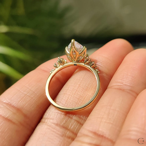 แหวนเพชรเลี้ยงในห้องปฏิบัติการที่เหนือกาลเวลา ด้วยสไตล์หรูหราและผิวเรียบเนียนไร้ตำหนิ เหมาะสำหรับโอกาสการหมั้นสมัยใหม่จากอินเดีย - Product Image 5