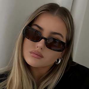 Lunettes de soleil rectangulaires rétro à petite monture avec logo personnalisé 2025, protection UV400, couleurs gelée, pour femmes et hommes - Product Image 3