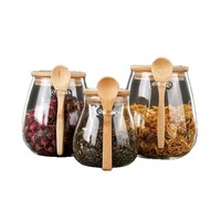 Pot en verre hermétique pour la maison avec couvercle en bois et cuillère, design moderne et minimaliste pour le stockage des aliments, des produits secs, du thé aux fleurs et des assaisonnements
