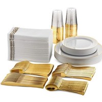 Ensemble de vaisselle jetable moderne en plastique pour fêtes et mariages avec assiettes à bord doré, verres à vin, couteaux, fourchettes et cuillères