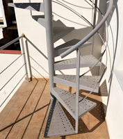 Escalier en acier rotatif de petite taille pour extérieur VIKO : résistant aux intempéries et durable
