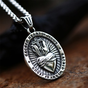 Pendentif Cœur Vintage en Acier Inoxydable avec Breloque Lettre Simple et Élégante - Product Image 1