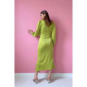 Vestido de Noche Ecológico Verde Oliva con Cuello en V, Corte Satinado y Abertura, Cintura Natural - Product Image 1