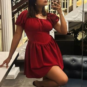 Minivestido rojo a cuadros para mujer, con hombros descubiertos, mangas abullonadas, cintura fruncida y bajo con vuelo, ideal para fiestas. - Product Image 2