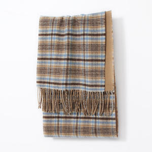 Écharpe en cachemire réversible, un côté à carreaux marron et bleu, l'autre côté uni camel, avec des franges finies à la main - Product Image 4