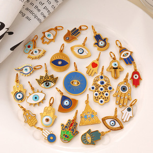 Galería de amuletos Hamsa y ojo turco |   Colgantes de amuleto Nazar protectores de acero inoxidable chapados en oro PVD de 18 quilates |   Impermeable e Hipoalergénico - Product Image 1