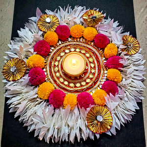 Disques de rangoli Paidi pour marches d'escalier, prêts à poser, avec éclairage chaleureux, support pour bougies chauffe-plat, pétales de plumes blanches et fleur de Gota, pour décorations au sol - Product Image 1