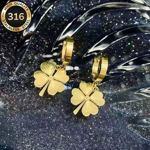Vente en gros de boucles d'oreilles en acier titane de luxe léger, style européen et américain, motif trèfle à quatre feuilles, métal haut de gamme. - Product Image 4