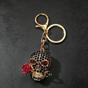 Portachiavi Punk con Strass Rosa Rossa, Ciondolo Borsa Teschio Bling in Cristallo, Anello Portachiavi, Regalo Halloween Giorno dei Morti, Ciondolo per Chiavi Auto - Product Image 5