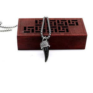 Yunnique Collar con colgante de diente de lobo de acero inoxidable para hombre, joyería con forma de animal, accesorio de moda - Product Image 3