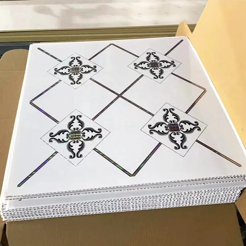 Schlussverkauf Innendekoration 60 × 60 cm Pvc-Gemachte Platte Raum Deckeninstallation Pvc-Deckenplattenfliesen