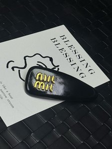 Popolari fermagli per capelli in pelle di lusso BB alla moda per donna, fermagli a pinza con lettere stile Miu per frangia laterale, accessori per capelli per ragazze, all'ingrosso - Product Image 4