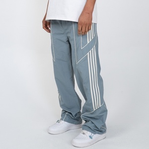 Pantalon de survêtement parachute ajustable à l'ourlet, style Gorpcore Streetwear, esthétique Y2K, avec bandes latérales Motorsport du fabricant - Product Image 2