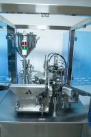 Máquina Compacta Automática para Llenado de Jeringas Prellenadas - Máquina Llenadora y Tapadora de Jeringas para Laboratorio y Escala Piloto