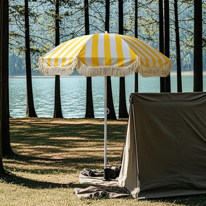 Parasol de plage minimaliste en bois pour extérieur, avec franges en coton tissées à la main, ouverture manuelle, idéal pour patio et camping - Product Image 1