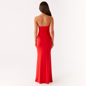 Robe de soirée longue rouge sans bretelles, ajourée, avec fleurs métalliques, coupe ajustée, taille naturelle, design découpé - Product Image 4