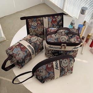 Bolsa de Maquillaje Portátil de Gran Capacidad, Bolsa de Almacenamiento de Productos de Cuidado de la Piel y Cosméticos de Viaje, Diseño de Oso Animado para Mujer - Product Image 1