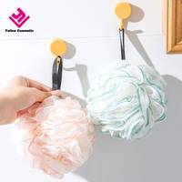 Spons Mandi Loofah Warna-warni Bersertifikat Ramah Lingkungan 50g Ringan Bola Scrub Bunga untuk Pembersih Tubuh Bahan Jaring PE