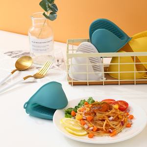 Gants de <span class=keywords><strong>cuisine</strong></span> <span class=keywords><strong>anti</strong></span>-brûlure en silicone résistant à la <span class=keywords><strong>chaleur</strong></span> avec pince pour marmite à soupe Gants papillon à pois antidérapants pour <span class=keywords><strong>Amazon</strong></span> de qualité alimentaire - Product Image 2