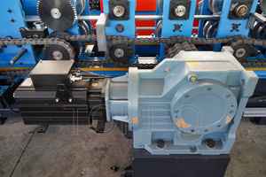 Ancho ajustable <span class=keywords><strong>CE</strong></span>/ISO certificado 30 M/min <span class=keywords><strong>C</strong></span> Z <span class=keywords><strong>Purlin</strong></span> máquina <span class=keywords><strong>C</strong></span> Z U canal de acero máquina formadora de rollos para techo - Product Image 4