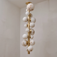 Lustre moderne en globes d'albâtre avec revêtement vertical