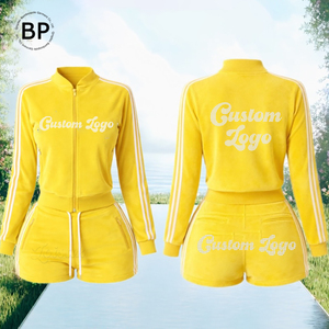 Completo da <span class=keywords><strong>donna</strong></span> in <span class=keywords><strong>velluto</strong></span> a due pezzi con giacca con zip e pantaloncini, design a righe Y2K, collo alto, personalizzabile con logo - Collezione Estate 2026 - Product Image 3
